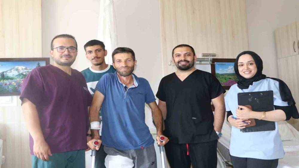 Bing&ouml;l&rsquo;de 37 yıldır y&uuml;r&uuml;mekte zorlanan hastaya 10 saatlik operasyon
