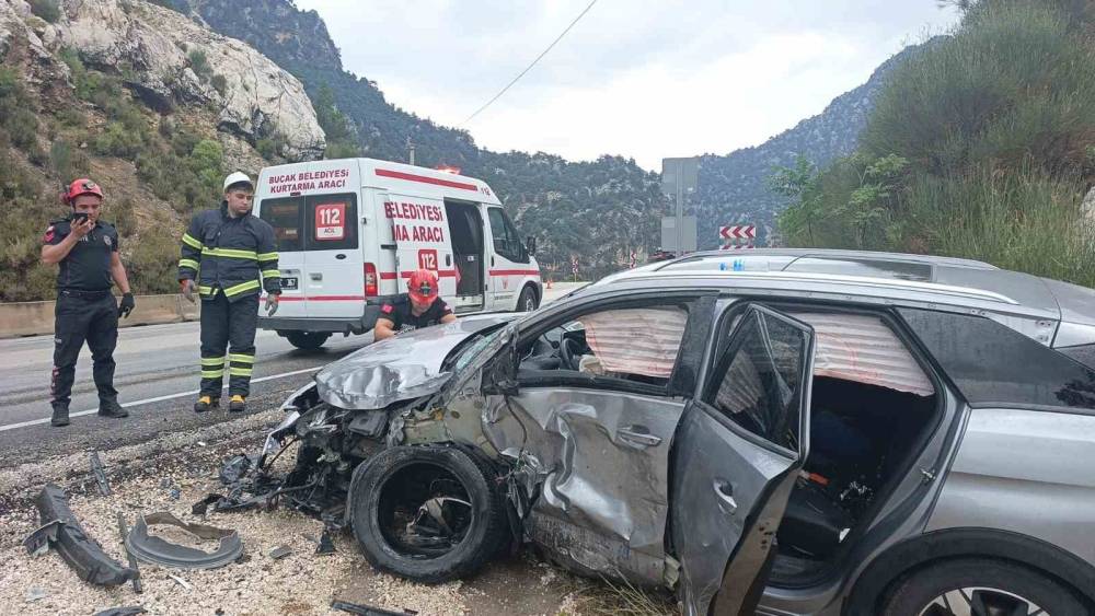Isparta-Antalya kara yolunda otomobil ile pikap &ccedil;arpıştı: 4 yaralı
