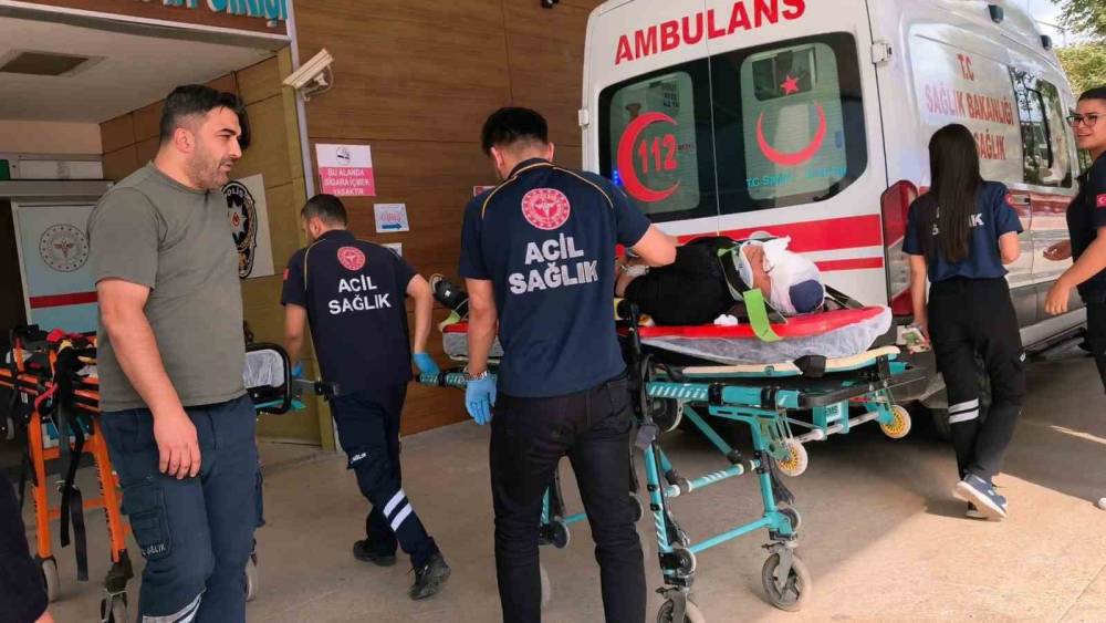Otomobil bariyerlere &ccedil;arptı: 5 yaralı
