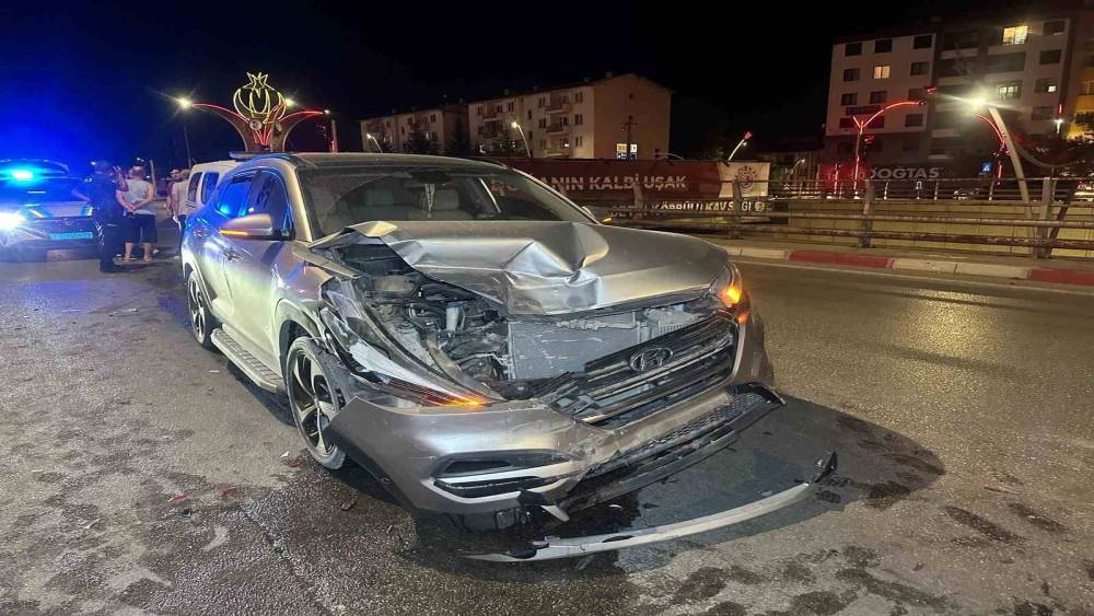 Uşak&rsquo;ta iki otomobil &ccedil;arpıştı: 2&rsquo;si &ccedil;ocuk, 6 yaralı
