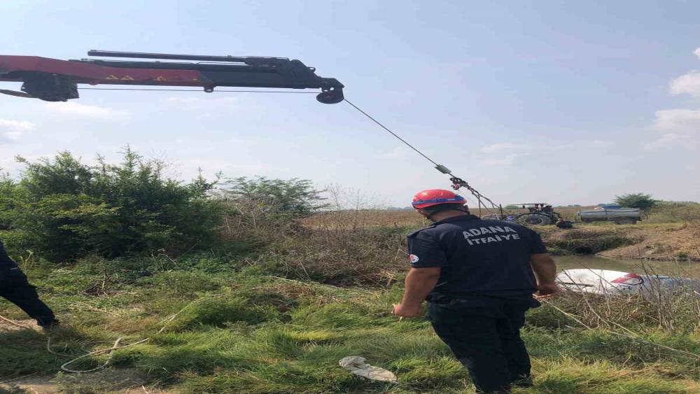 Otomobil dereye u&ccedil;tu: S&uuml;r&uuml;c&uuml; y&uuml;zerek kurtuldu

