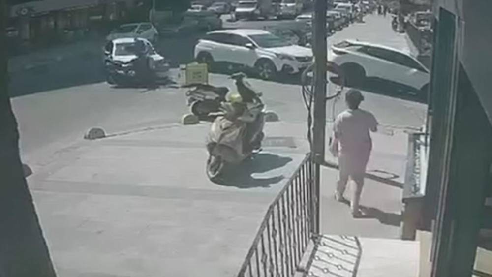 K&uuml;&ccedil;&uuml;k&ccedil;ekmece&rsquo;de motosiklet ile otomobil &ccedil;arpıştı: 1 kişi yaralandı
