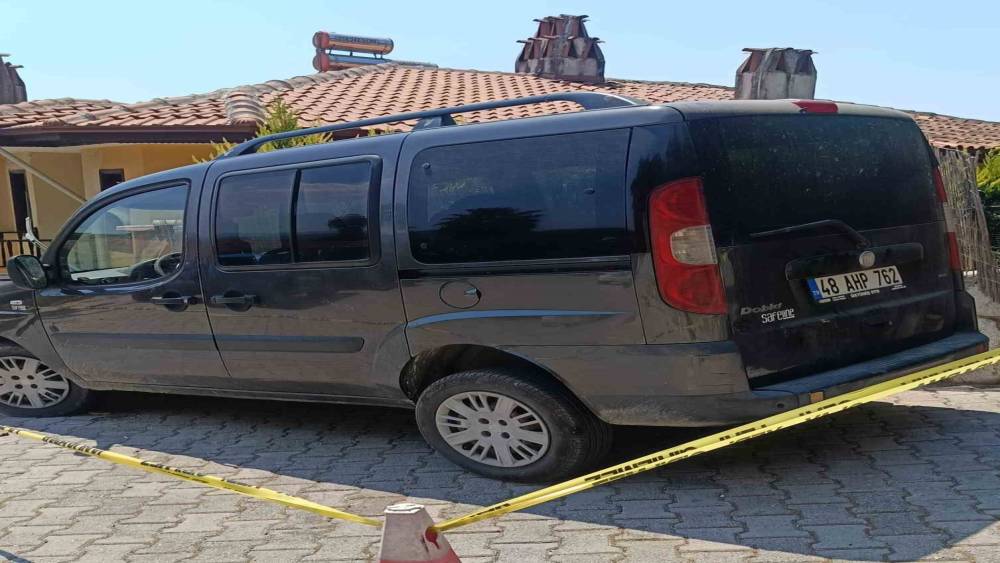 Evin &ouml;n&uuml;nden &ccedil;aldılar, siteye bıraktılar
