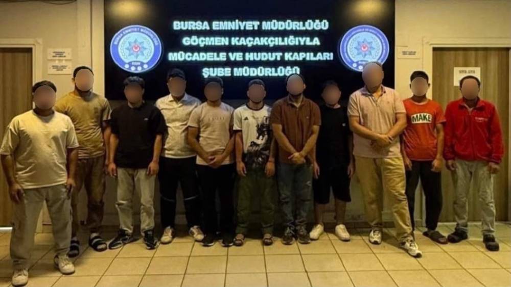 Bursa&rsquo;da ka&ccedil;ak g&ouml;&ccedil;men operasyonu: 11 kişi yakalandı, 1 ş&uuml;pheli g&ouml;zaltında
