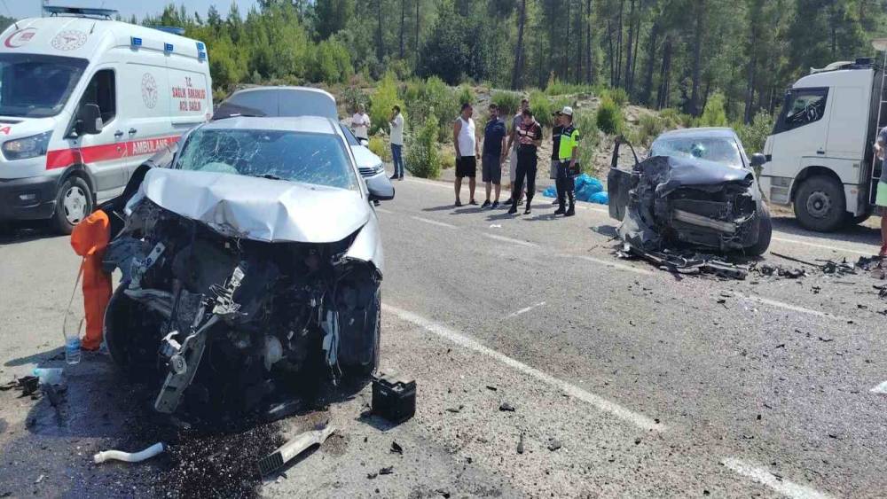 Antalya&rsquo;da otomobiller &ccedil;arpıştı: 1 &ouml;l&uuml;, 3 yaralı
