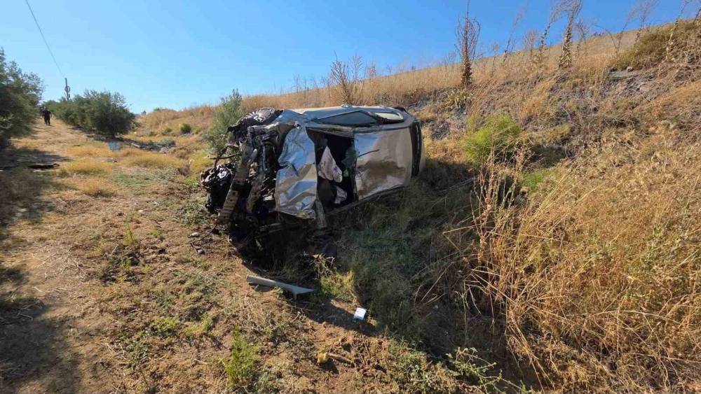 Otomobil zeytinliğe u&ccedil;tu: 1&rsquo;i ağır 2 yaralı
