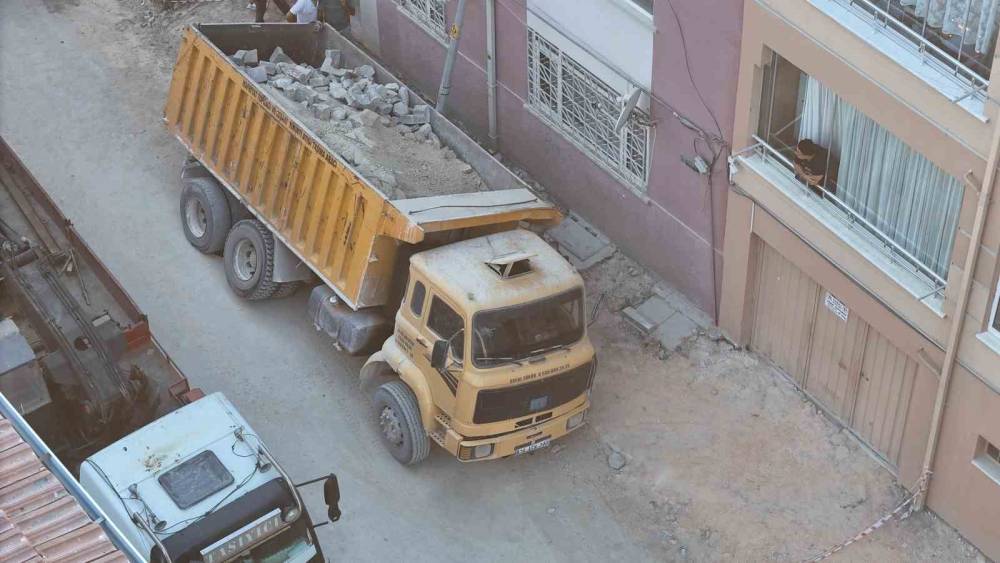 Eskişehir&rsquo;de yol &ccedil;&ouml;kt&uuml;, belediyeye ait kamyon &ccedil;ukura d&uuml;şt&uuml;
