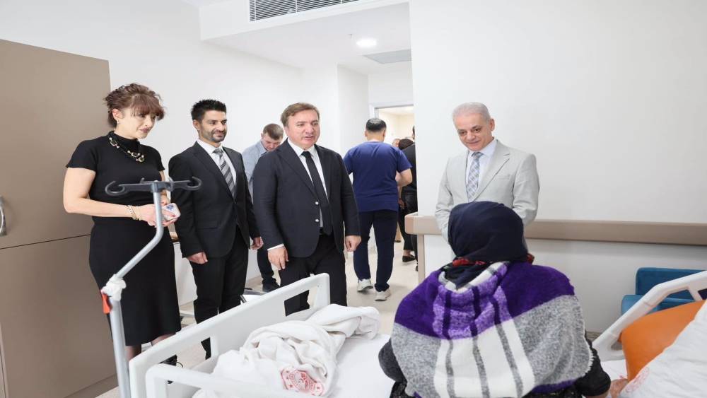 Vali Aydoğdu, hastanede tedavi g&ouml;ren hastaları ziyaret etti
