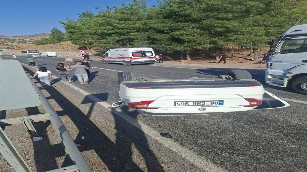 Siirt&rsquo;te otomobil takla attı: 2 kişi &ouml;l&uuml;mden d&ouml;nd&uuml;
