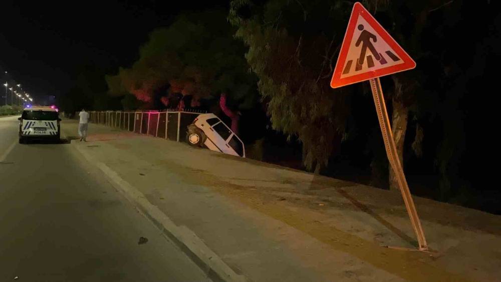 Kaza yapan otomobil asılı kaldı: 2 yaralı
