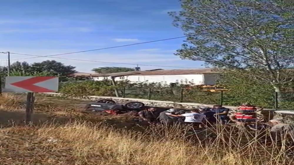 Elazığ&rsquo;da ara&ccedil; şarampole devrildi: 2 yaralı
