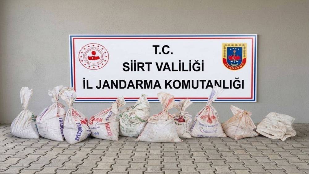 Siirt&rsquo;te 300 kilo fıstık &ccedil;alan hırsızlar fabrikada su&ccedil;&uuml;st&uuml; yakalandı
