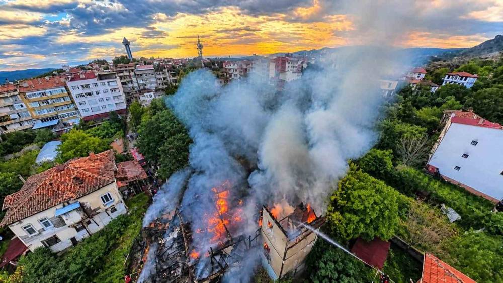 Boyabat&rsquo;ta 3 katlı ahşap ev alevlere teslim oldu
