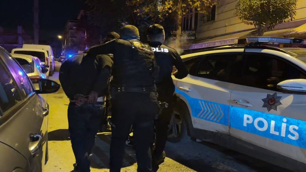 Avcılar&rsquo;da &rsquo;dur&rsquo; ihtarına uymayan şahıs polis aracına &ccedil;arparak ka&ccedil;maya &ccedil;alıştı
