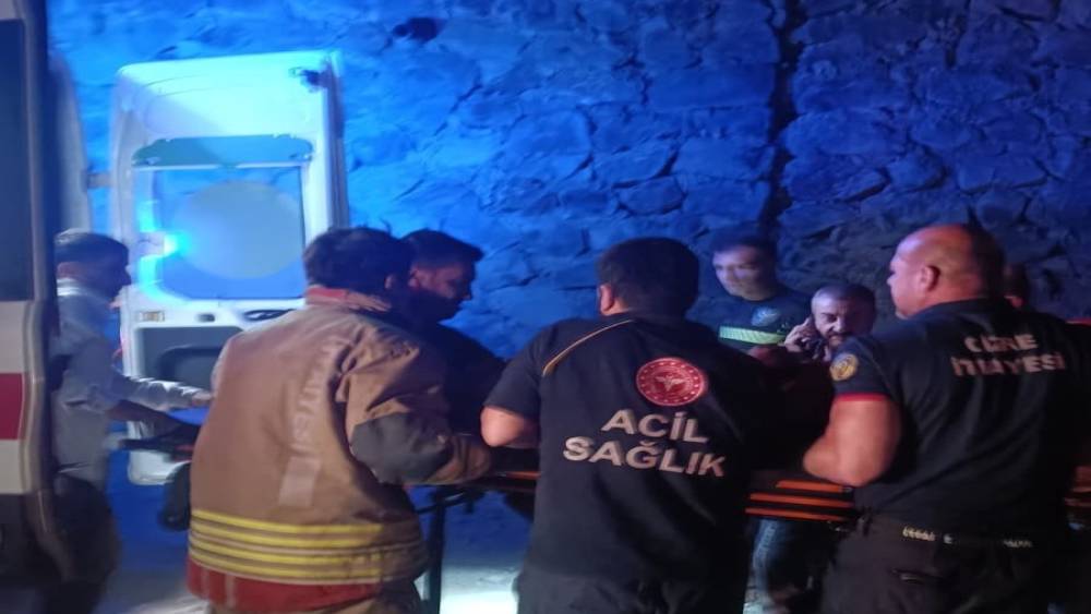 Cizre&rsquo;de şarampole devrilen otomobilin s&uuml;r&uuml;c&uuml;s&uuml; yaralandı
