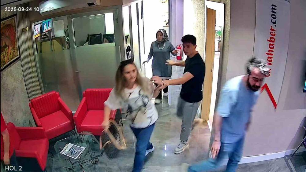 Yerel televizyon &ccedil;alışanlarının deprem paniği kamerada
