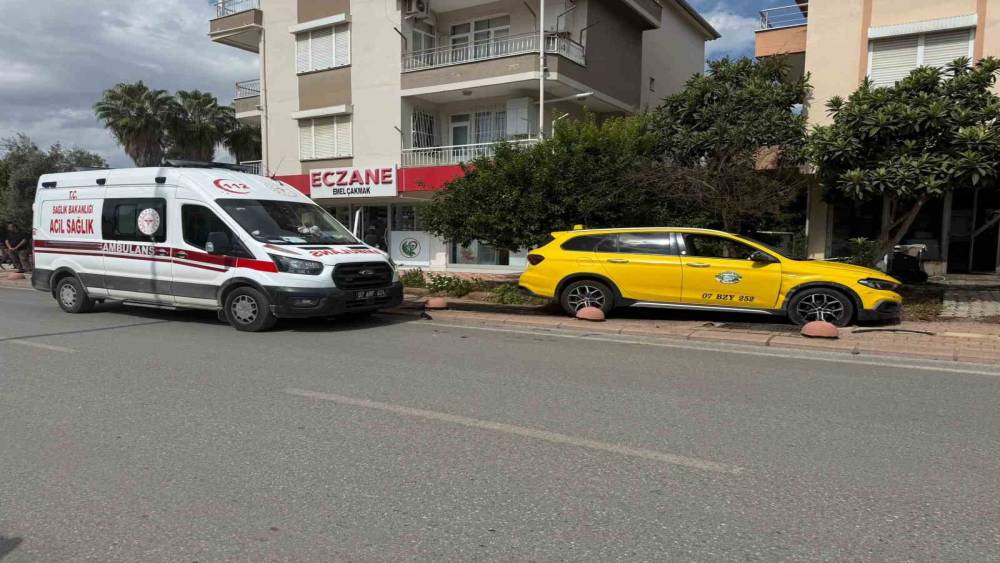 Serik&rsquo;te taksi ile hafif ticari ara&ccedil; &ccedil;arpıştı, mahalleli kavşağa &ouml;nlem alınmasını istedi
