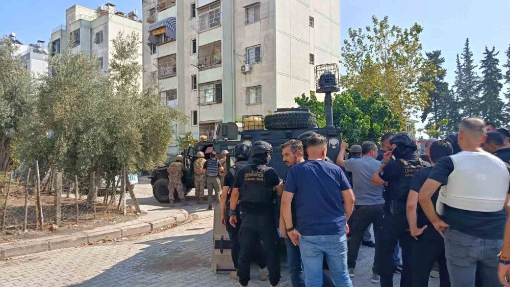 Adana&rsquo;da kesinleşmiş hapis cezası olan şahıs elindeki patlayıcıyla polise direniyor

