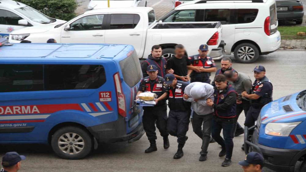 73 yaşındaki adama "kargo" yalanıyla 17 milyonluk senet imzalatmaya 4 g&ouml;zaltı
