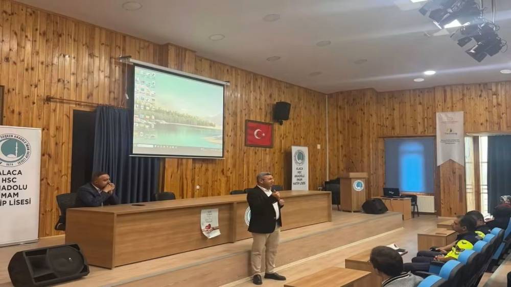 Jandarma ve polis ekiplerinden okul servisi s&uuml;r&uuml;c&uuml;lerine eğitim
