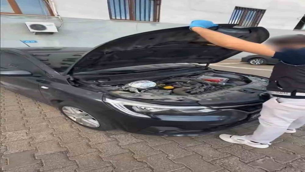 Bing&ouml;l&rsquo;de otomobilin motor b&ouml;l&uuml;m&uuml;nde esrar ele ge&ccedil;irildi: 3 tutuklama
