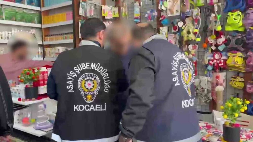 10 yıldır aranan firari d&uuml;kkanında yakalandı, kelep&ccedil;eye itiraz etti
