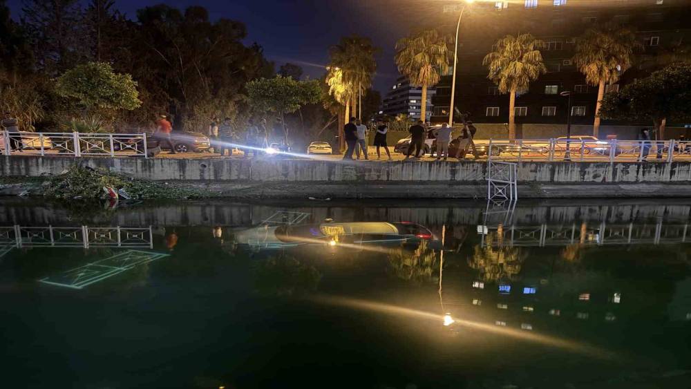Adana&rsquo;da otomobil sulama kanalına d&uuml;şt&uuml;: S&uuml;r&uuml;c&uuml;y&uuml; vatandaşlar kurtardı
