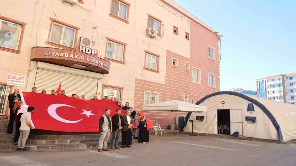 Diyarbakır anneleri TUSAŞ saldırısı nedeniyle PKK’yı lanetledi
