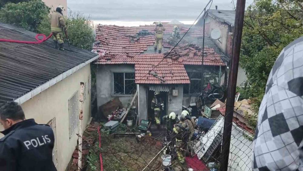 Maltepe&rsquo;de gecekondu yangını: 12 yaşındaki &ccedil;ocuk hayatını kaybetti
