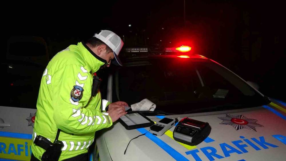 Polisin "Dur" ihtarına uymadı, ka&ccedil;arken bir motorsiklete &ccedil;arptı, yakalandığında 0,83 promil alkoll&uuml; &ccedil;ıktı, 265 bin lira ceza yedi
