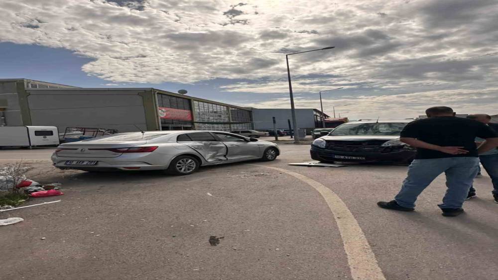G&ouml;nen Sanayi Sitesi&rsquo;nde trafik kazası kamerada
