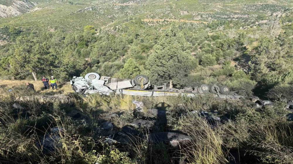 Antalya&rsquo;da k&ouml;m&uuml;r y&uuml;kl&uuml; tır şarampole devrildi: 2 yaralı
