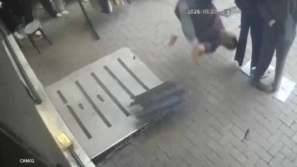Kediyi kurtarmak isteyen eğitimci yere b&ouml;yle &ccedil;akıldı
