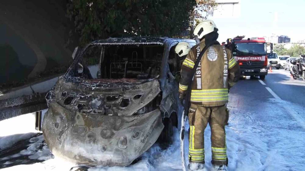 Servisten 2 saat &ouml;nce &ccedil;ıkan panelvan ara&ccedil;, Bayrampaşa&rsquo;da alev alev yandı
