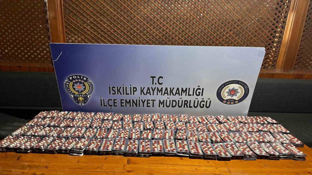 &Ccedil;orum&rsquo;da 5 bin 500 uyuşturucu hap ele ge&ccedil;irildi: 2 g&ouml;zaltı
