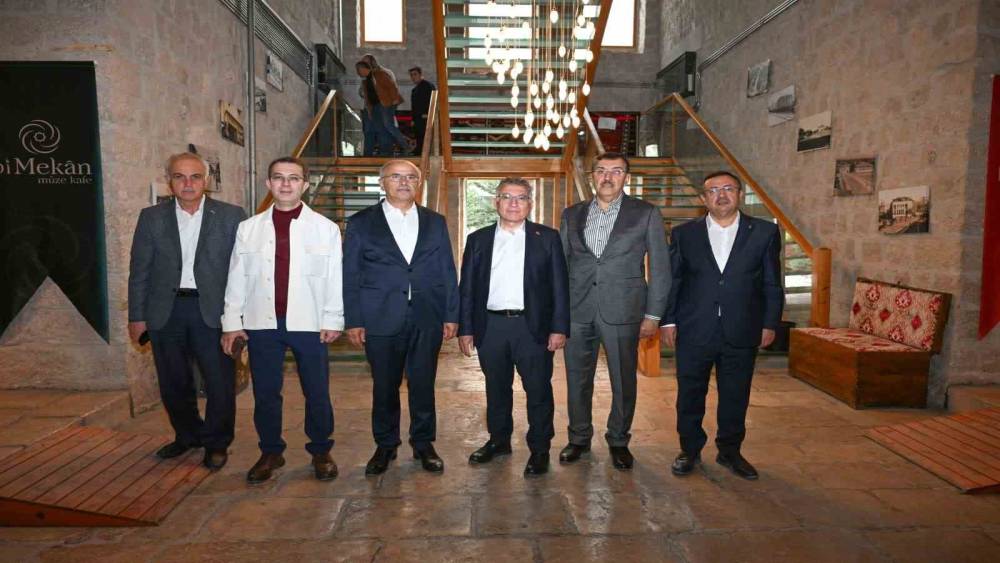 Abdullah G&uuml;ler&rsquo;den Bi Mekan M&uuml;ze Kafe&rsquo;ye &ouml;vg&uuml;: "&Ccedil;ok g&uuml;zel bir yer olmuş"
