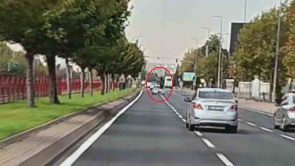Otomobille &ccedil;arpışan motosiklet s&uuml;r&uuml;c&uuml;s&uuml; havaya savruldu: 1 yaralı
