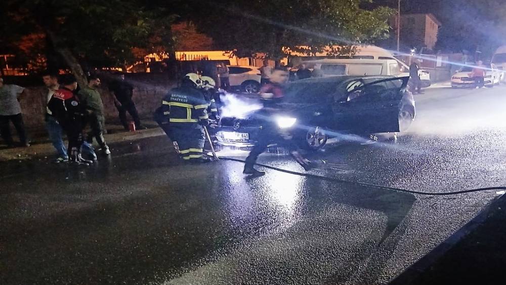 Batman&rsquo;da seyir halindeki otomobil alev aldı
