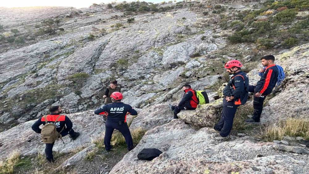 Tunceli&rsquo;de kayalıklarda mahsur kalan ke&ccedil;ileri AFAD kurtardı
