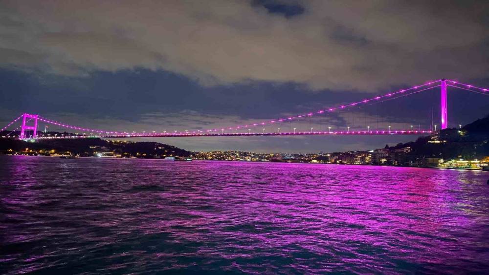 15 Temmuz Şehitler K&ouml;pr&uuml;s&uuml; pembe renge b&uuml;r&uuml;nd&uuml;
