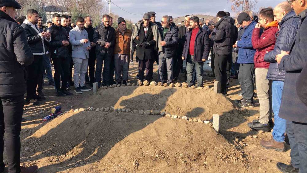 Otobüs kazasında hayatını kaybeden genç çift, yan yana defnedildi
