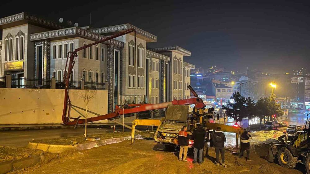 Beton pompası devrildi, facianın eşiğinden dönüldü
