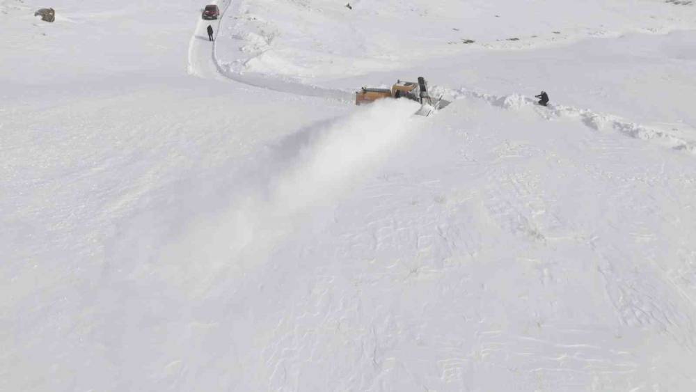 Aydınlar&rsquo;da kar hayatı fel&ccedil; etti: Valilikten kar savurma makinesi desteği

