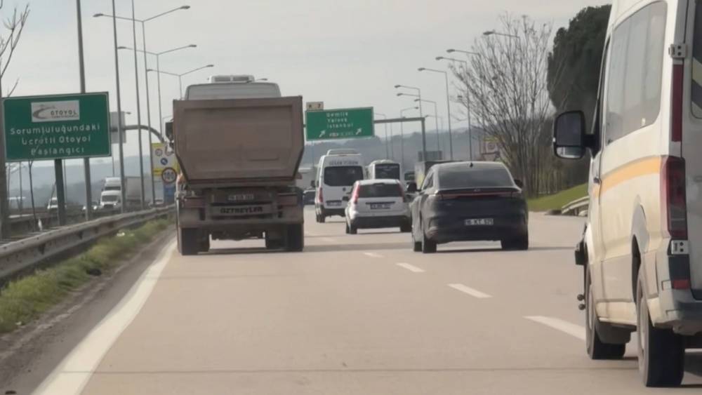 Bursa&rsquo;da hafriyat kamyonu tehlike sa&ccedil;tı
