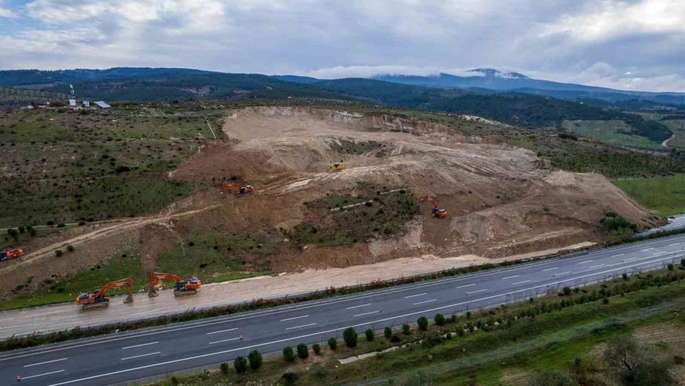 Heyelan yaşanan İzmir-İstanbul otoyolunda &ccedil;alışmalar devam ediyor
