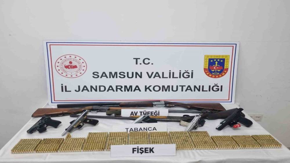 Canik&rsquo;te havaya ateş a&ccedil;an 2 ş&uuml;pheliye jandarma baskını: Cephanelik gibi ev

