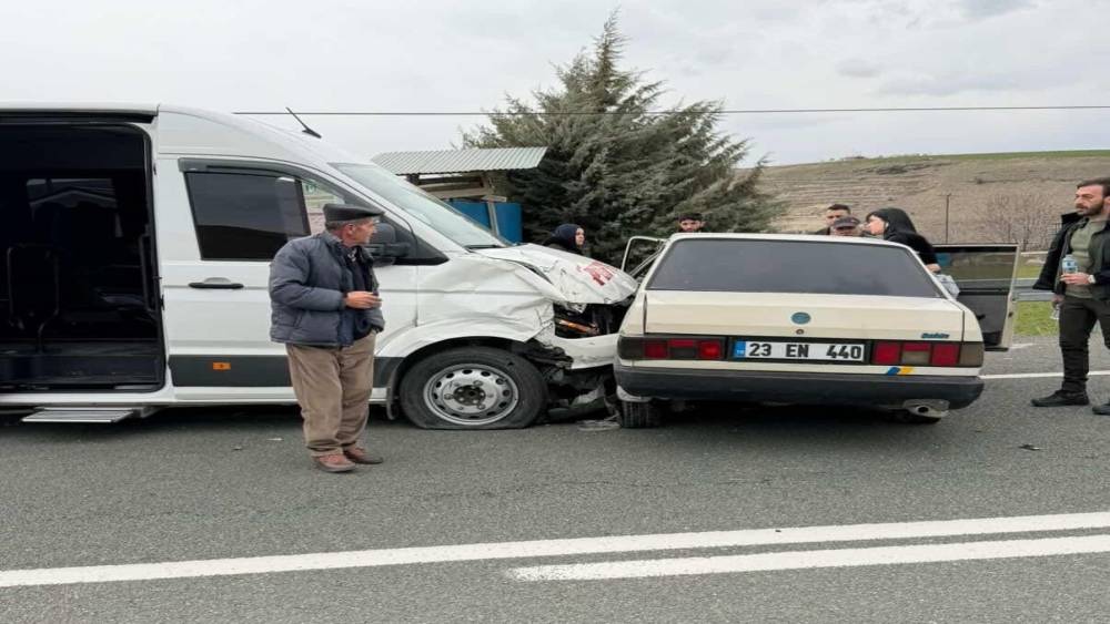 Minib&uuml;s ile Tofaş &ccedil;arpıştı: 4 yaralı
