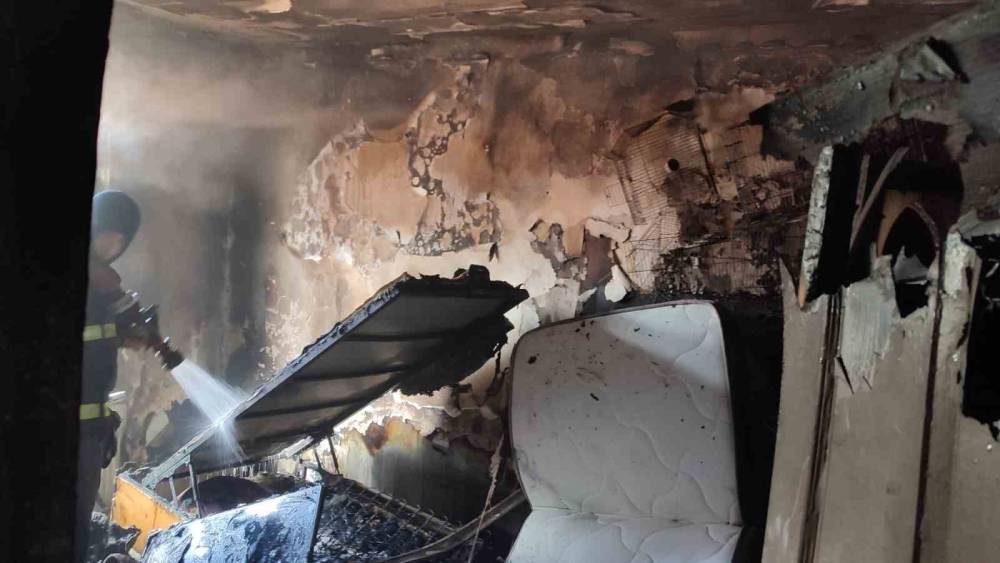 Yangında kuşları yanan &ccedil;ocuğu mahalle sakinleri teselli etti
