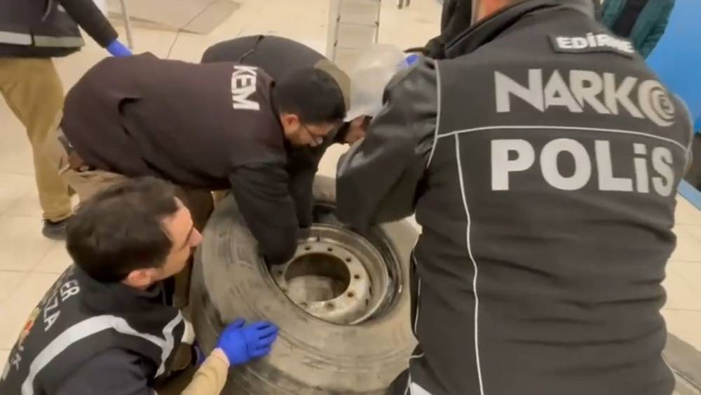 Tırın lastiğinden 22,5 kilogram uyuşturucu &ccedil;ıktı
