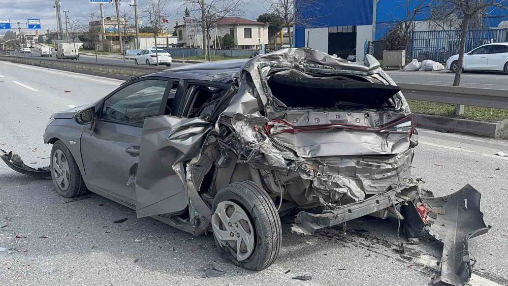 Kamyonun &ccedil;arptığı otomobil adeta preslendi: 1 yaralı
